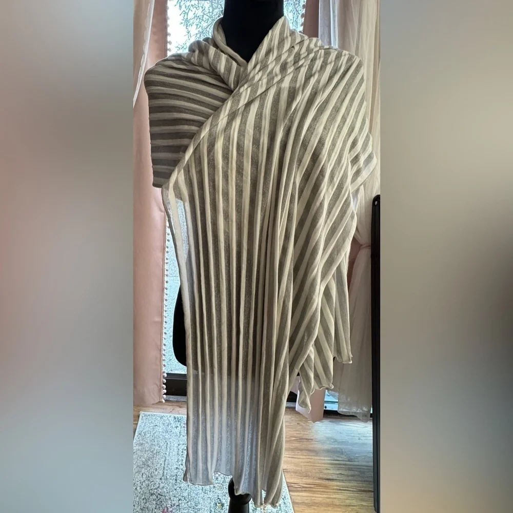 NWOT Victoria’s Secret Vintage Silver & White Scarf